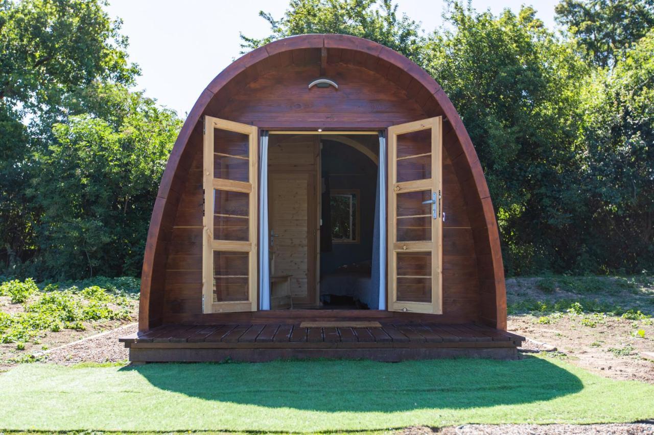 The Woolpack Glamping Hotel Maidstone Ngoại thất bức ảnh